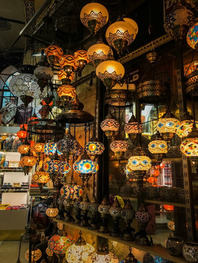 Cam fenerlerle süslü bir çarşı dükkânının cephesi